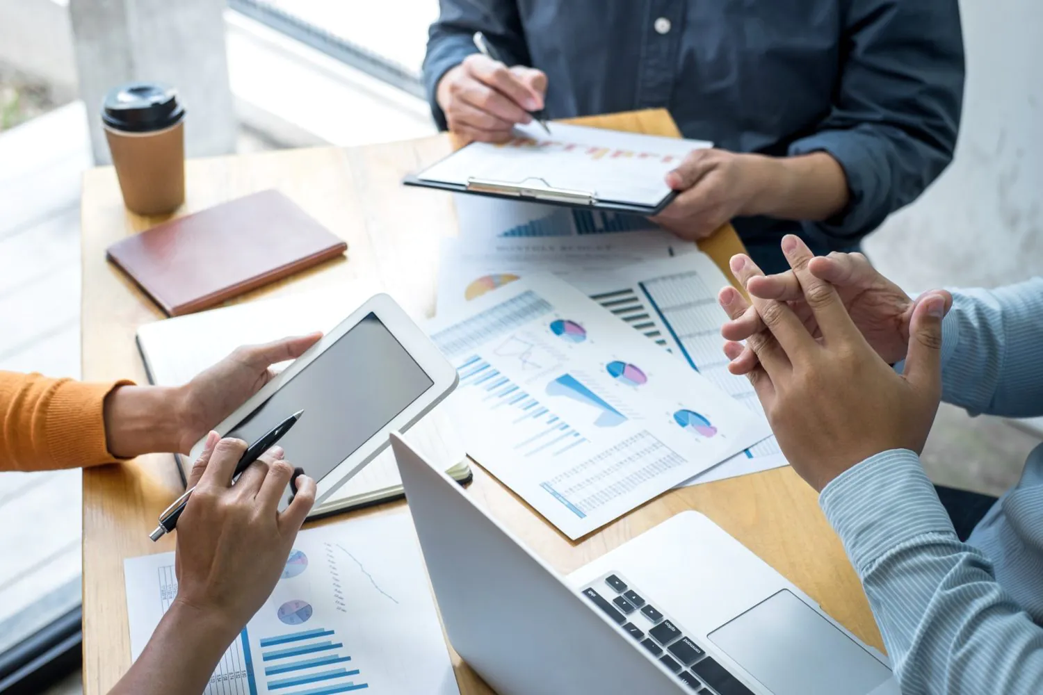 digital- marketing -team-analyzing campaign reports